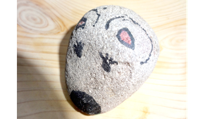 石の裏に精油を垂らします。 （ご利用者が「ネズミのネズちゃん」と名前をつけてくれました。）